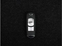 【スマートキー＆プッシュスタート】カバンやポケットに入れたままでもドアの施錠・解錠が可能なスマートキーを装備。エンジンのオン・オフ時もカギを取り出す必要が無く、ボタンをプッシュするだけでＯＫ。 6