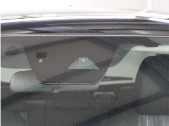 �y�t�H���[�h�Z���V���O�J�����z��ԑ��s���ɑO���̏󋵂𔻒f������A�Ԑ��\�������m�����肵�܂��B