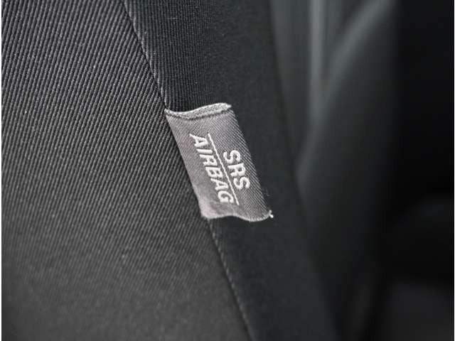 �y�T�C�h�G�A�o�b�O�z���ʂ���̏Փˎ��A�T�C�h�E�G�A�o�b�O����u�œW�J���A�������\����ی삵�܂��B�T�C�h�E�G�A�o�b�O�̓t�����g�V�[�g�̊O�����ʂɎ�t�����Ă���܂��B