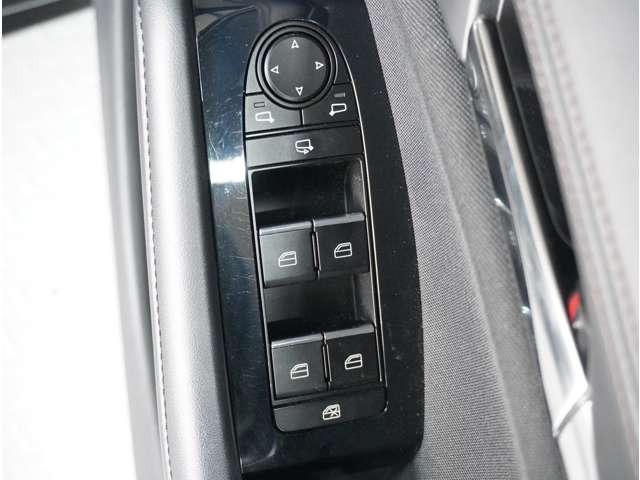 �y�p���[�E�C���h�E�z���R�p���[�E�C���h�E���t���Ă���܂��B���̊J�̓{�^����Ŋy�X�A�K�{�����ł��ˁB