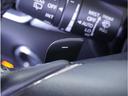 【パドルシフト】ハンドルから手を離さずに素早くシフトアップ&ダウンができるので、エンジンブレーキを使う下り坂や高速道路の合流で加速したい場面で役立ちます。
