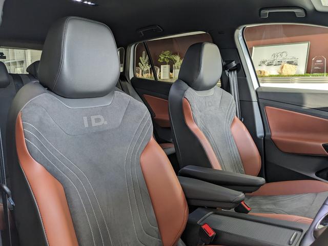 ID.4 ライト 新車保証継承付 禁煙車 LEDヘッドライト ACC レーンアシスト カープレイ バックカメラ 全周囲カメラ オートハイビーム ハーフレザーシート シートヒーター ID.light パーキングセンサー(10枚目)
