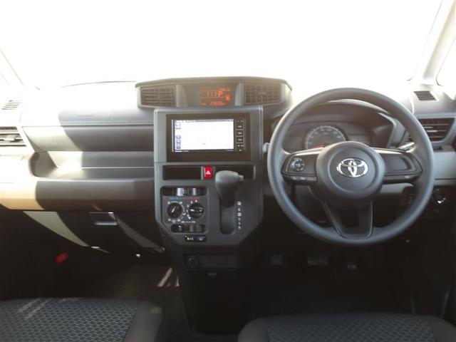 スタイリッシュなデザインのインパネ。各操作スイッチは使いやすい位置に配置されてます。