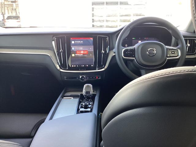 V60 ウルトラ B4 試乗車 本革シート harman/kardonプレミアムサウンド・オーディオ シートヒーター ベンチレーション機能付フロントパーフォレーテッドシート ヒーター付ステアリングホイール(8枚目)