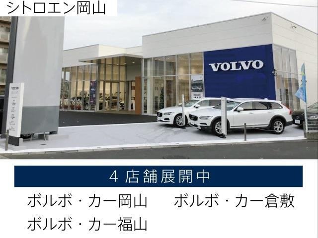 ���_���ŃN�[���ȃK���X�t�@�T�[�h�̊O�ρA�����Đ������ꂽ�X�J���W�i�r�A���f�U�C���̉Ƌ��z�u�����J���I�ȃ��E���W�X�y�[�X�̒��A�{���{�u�����h�𑶕��ɂ��̊�����������V���[���[���ł��B