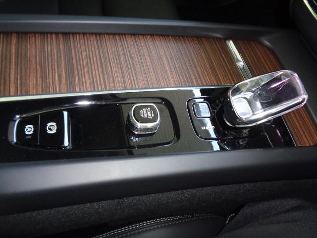 XC60 アルティメット B5 AWD 電子制御AWDシステム ハーマンカードプレミアムサウンドシステム パーフォレーテッド・ファインナッパレザー FRシートヒーター チルトアップ機構付電動パノラマ・ガラスルーフ ヘッドアップディスプレイ(19枚目)