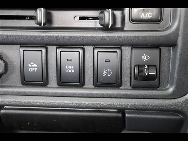 ４ＷＤ　５ＭＴ　荷台作業灯　ＣＤオーディオ　キーレス　エアコン　パワーウインドウ　パワステ　禁煙車　レーダークルーズコントロール　集中ドアロック　デフロック　フォグ