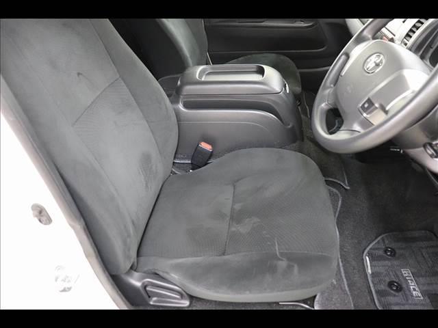 ハイエースバン スーパーGL 4WD ディーゼル 4WD ディーゼルターボ ルーフキャリア 7型ナビ フルセグTV Bluetooth バックカメラ ETC キーレス トヨタセーフティセンス 衝突被害軽減ブレーキ レーンキープアシスト(11枚目)