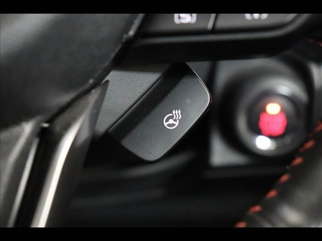 ７型ナビ　フルセグＴＶ　Ｂｌｕｅｔｏｏｔｈ　バックカメラ　フロント、サイドカメラ　禁煙車　シートヒーター　ステアリングヒーター　ＥＴＣ　デジタルインナーミラー　レーダークルーズ　ルーフレール