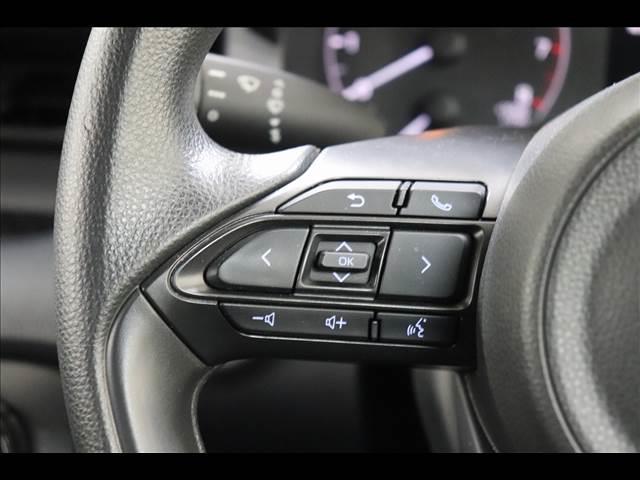 ヤリス Ｘ　スマートキー　バックカメラ　セーフティセンス　スマートキー　ディスプレイオーディオ　Ｂｌｕｅｔｏｏｔｈ　バックカメラ　クリアランスソナー　禁煙車　衝突被害軽減ブレーキ　オートマチックハイビーム　ステアリングリモコン（7枚目）