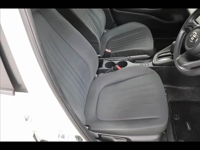 ヤリス Ｘ　スマートキー　バックカメラ　セーフティセンス　スマートキー　ディスプレイオーディオ　Ｂｌｕｅｔｏｏｔｈ　バックカメラ　クリアランスソナー　禁煙車　衝突被害軽減ブレーキ　オートマチックハイビーム　ステアリングリモコン（11枚目）