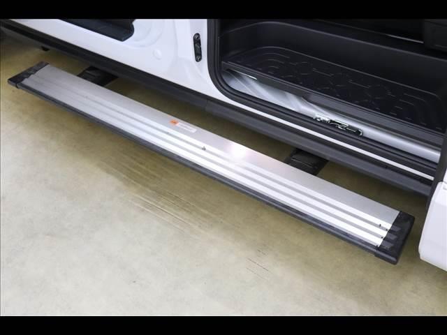 デリカＤ：５ Ｐ　７人オートステップ　ＢＳＷ　全周囲カメラ　登録済未使用車　オートステップ　ＢＳＷ　アダプティブクルーズ　パワーバックドア　両側パワースライド　全周囲カメラ　ＬＥＤオートライト　ディーゼルターボ　４ＷＤ　禁煙車　シートヒーター　７人乗り（2枚目）