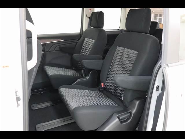 デリカＤ：５ Ｐ　７人オートステップ　ＢＳＷ　全周囲カメラ　登録済未使用車　オートステップ　ＢＳＷ　アダプティブクルーズ　パワーバックドア　両側パワースライド　全周囲カメラ　ＬＥＤオートライト　ディーゼルターボ　４ＷＤ　禁煙車　シートヒーター　７人乗り（12枚目）