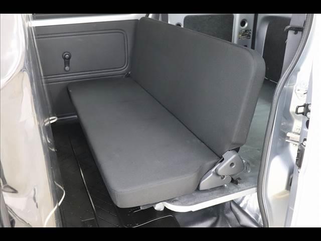 ハイゼットカーゴ デラックスＳＡＩＩＩ　ＬＥＤオートライト　衝突被害軽減ブレーキ　踏み間違い防止アシスト　アイドリングストップ　ＬＥＤライト　キーレスキー　純正ラジオ　オートハイビーム　ＡＢＳ　Ｗエアバック　禁煙車　プライバシーガラス　ドラレコ（13枚目）