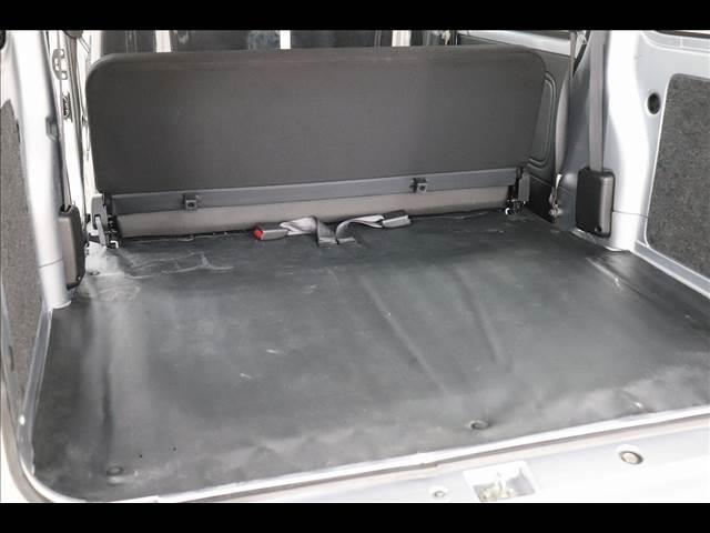 ハイゼットカーゴ デラックスＳＡＩＩＩ　ＬＥＤオートライト　衝突被害軽減ブレーキ　踏み間違い防止アシスト　アイドリングストップ　ＬＥＤライト　キーレスキー　純正ラジオ　オートハイビーム　ＡＢＳ　Ｗエアバック　禁煙車　プライバシーガラス　ドラレコ（14枚目）