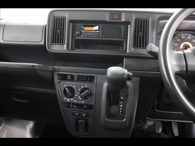 ハイゼットカーゴ デラックスＳＡＩＩＩ　ＬＥＤオートライト　衝突被害軽減ブレーキ　踏み間違い防止アシスト　アイドリングストップ　ＬＥＤライト　キーレスキー　純正ラジオ　オートハイビーム　ＡＢＳ　Ｗエアバック　禁煙車　プライバシーガラス　ドラレコ（30枚目）