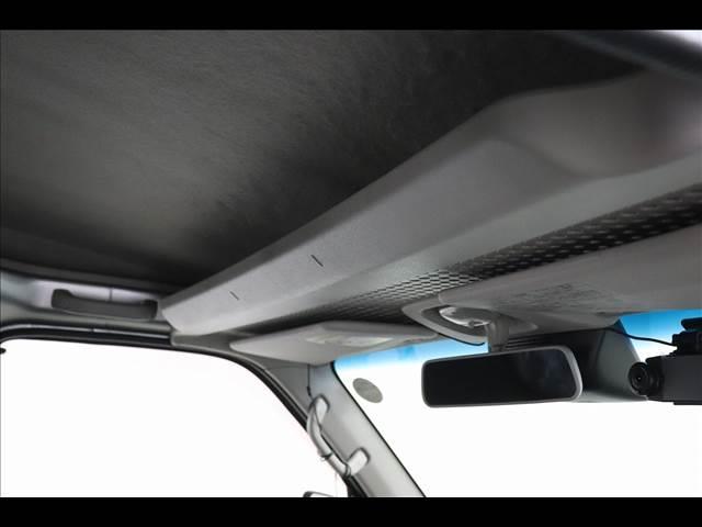 ハイゼットカーゴ デラックスＳＡＩＩＩ　ＬＥＤオートライト　衝突被害軽減ブレーキ　踏み間違い防止アシスト　アイドリングストップ　ＬＥＤライト　キーレスキー　純正ラジオ　オートハイビーム　ＡＢＳ　Ｗエアバック　禁煙車　プライバシーガラス　ドラレコ（35枚目）