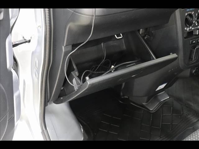 ハイゼットカーゴ デラックスＳＡＩＩＩ　ＬＥＤオートライト　衝突被害軽減ブレーキ　踏み間違い防止アシスト　アイドリングストップ　ＬＥＤライト　キーレスキー　純正ラジオ　オートハイビーム　ＡＢＳ　Ｗエアバック　禁煙車　プライバシーガラス　ドラレコ（37枚目）