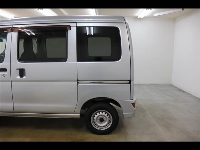 ハイゼットカーゴ デラックスＳＡＩＩＩ　ＬＥＤオートライト　衝突被害軽減ブレーキ　踏み間違い防止アシスト　アイドリングストップ　ＬＥＤライト　キーレスキー　純正ラジオ　オートハイビーム　ＡＢＳ　Ｗエアバック　禁煙車　プライバシーガラス　ドラレコ（50枚目）