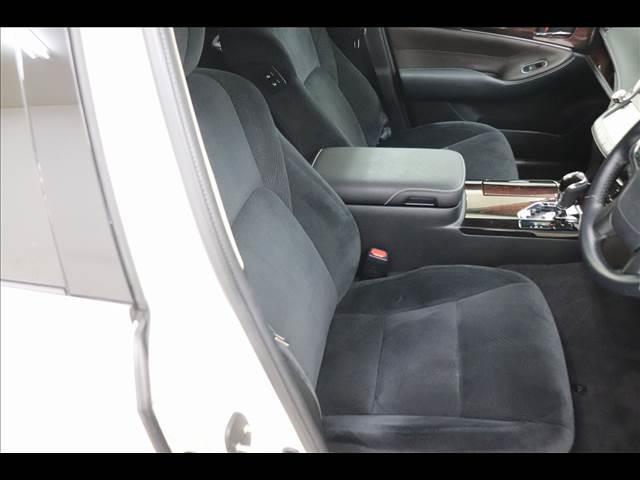 クラウンハイブリッド ロイヤルサルーン　レーダークルーズ　シートヒーター　プリクラッシュセーフティ　レーダークルーズ　純正ナビ　フルセグＴＶ　Ｂｌｕｅｔｏｏｔｈ　バックカメラ　ＥＴＣ　クリアランスソナー　禁煙車　シートヒーター　ステアリングヒーター　ハイブリッド（11枚目）