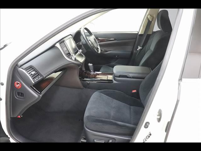 クラウンハイブリッド ロイヤルサルーン　レーダークルーズ　シートヒーター　プリクラッシュセーフティ　レーダークルーズ　純正ナビ　フルセグＴＶ　Ｂｌｕｅｔｏｏｔｈ　バックカメラ　ＥＴＣ　クリアランスソナー　禁煙車　シートヒーター　ステアリングヒーター　ハイブリッド（12枚目）