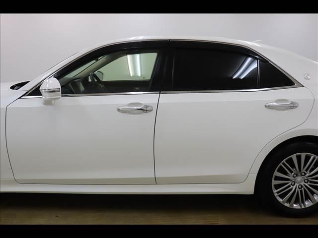 クラウンハイブリッド ロイヤルサルーン　レーダークルーズ　シートヒーター　プリクラッシュセーフティ　レーダークルーズ　純正ナビ　フルセグＴＶ　Ｂｌｕｅｔｏｏｔｈ　バックカメラ　ＥＴＣ　クリアランスソナー　禁煙車　シートヒーター　ステアリングヒーター　ハイブリッド（49枚目）