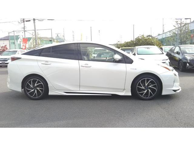 プリウス Ｓ　衝突被害軽減システム　９インチナビ・モデリスタエアロ・モデリスタアルミホイール・フルセグ・ＣＤ／ＤＶＤ再生・Ｂｌｕｅｔｏｏｔｈ・バックカメラ・ＥＴＣ・ドラレコ前後・ＬＥＤライト・フォグ・オートライト・オートハイビーム（4枚目）