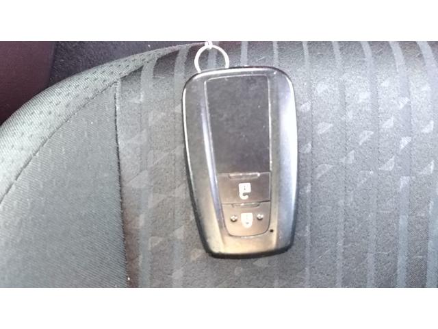 プリウス Ｓ　衝突被害軽減システム　９インチナビ・モデリスタエアロ・モデリスタアルミホイール・フルセグ・ＣＤ／ＤＶＤ再生・Ｂｌｕｅｔｏｏｔｈ・バックカメラ・ＥＴＣ・ドラレコ前後・ＬＥＤライト・フォグ・オートライト・オートハイビーム（11枚目）