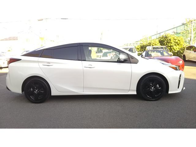 プリウス Ｓツーリングセレクション・ブラックエディション　９インチナビ・フルセグ・ＣＤ／ＤＶＤ再生・Ｂｌｕｅｔｏｏｔｈ・ＥＴＣ・全周囲カメラ・ドラレコ前後・衝突被害軽減システム・車線逸脱警報・１００Ｖ電源・レザー調シート・シートヒーター・ＬＥＤライト（4枚目）