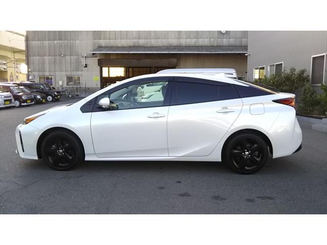 プリウス Ｓツーリングセレクション・ブラックエディション　９インチナビ・フルセグ・ＣＤ／ＤＶＤ再生・Ｂｌｕｅｔｏｏｔｈ・ＥＴＣ・全周囲カメラ・ドラレコ前後・衝突被害軽減システム・車線逸脱警報・１００Ｖ電源・レザー調シート・シートヒーター・ＬＥＤライト（5枚目）