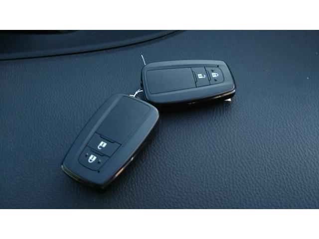 プリウス Ｓツーリングセレクション・ブラックエディション　９インチナビ・フルセグ・ＣＤ／ＤＶＤ再生・Ｂｌｕｅｔｏｏｔｈ・ＥＴＣ・全周囲カメラ・ドラレコ前後・衝突被害軽減システム・車線逸脱警報・１００Ｖ電源・レザー調シート・シートヒーター・ＬＥＤライト（11枚目）