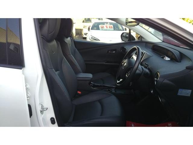 プリウス Ｓツーリングセレクション・ブラックエディション　９インチナビ・フルセグ・ＣＤ／ＤＶＤ再生・Ｂｌｕｅｔｏｏｔｈ・ＥＴＣ・全周囲カメラ・ドラレコ前後・衝突被害軽減システム・車線逸脱警報・１００Ｖ電源・レザー調シート・シートヒーター・ＬＥＤライト（19枚目）