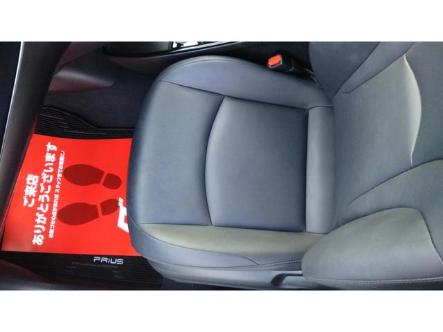 プリウス Ｓツーリングセレクション・ブラックエディション　９インチナビ・フルセグ・ＣＤ／ＤＶＤ再生・Ｂｌｕｅｔｏｏｔｈ・ＥＴＣ・全周囲カメラ・ドラレコ前後・衝突被害軽減システム・車線逸脱警報・１００Ｖ電源・レザー調シート・シートヒーター・ＬＥＤライト（24枚目）