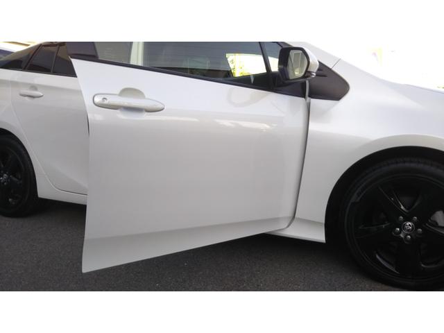 プリウス Ｓツーリングセレクション・ブラックエディション　９インチナビ・フルセグ・ＣＤ／ＤＶＤ再生・Ｂｌｕｅｔｏｏｔｈ・ＥＴＣ・全周囲カメラ・ドラレコ前後・衝突被害軽減システム・車線逸脱警報・１００Ｖ電源・レザー調シート・シートヒーター・ＬＥＤライト（48枚目）