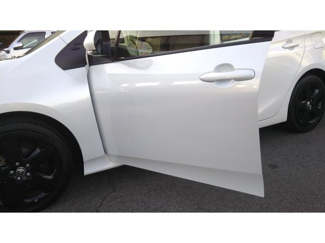 プリウス Ｓツーリングセレクション・ブラックエディション　９インチナビ・フルセグ・ＣＤ／ＤＶＤ再生・Ｂｌｕｅｔｏｏｔｈ・ＥＴＣ・全周囲カメラ・ドラレコ前後・衝突被害軽減システム・車線逸脱警報・１００Ｖ電源・レザー調シート・シートヒーター・ＬＥＤライト（54枚目）