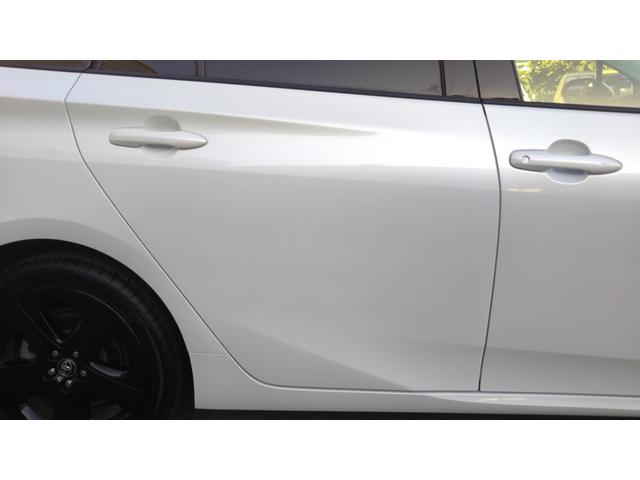 プリウス Ｓツーリングセレクション・ブラックエディション　９インチナビ・フルセグ・ＣＤ／ＤＶＤ再生・Ｂｌｕｅｔｏｏｔｈ・ＥＴＣ・全周囲カメラ・ドラレコ前後・衝突被害軽減システム・車線逸脱警報・１００Ｖ電源・レザー調シート・シートヒーター・ＬＥＤライト（74枚目）