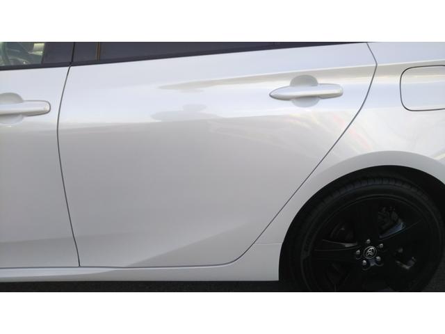 プリウス Ｓツーリングセレクション・ブラックエディション　９インチナビ・フルセグ・ＣＤ／ＤＶＤ再生・Ｂｌｕｅｔｏｏｔｈ・ＥＴＣ・全周囲カメラ・ドラレコ前後・衝突被害軽減システム・車線逸脱警報・１００Ｖ電源・レザー調シート・シートヒーター・ＬＥＤライト（78枚目）