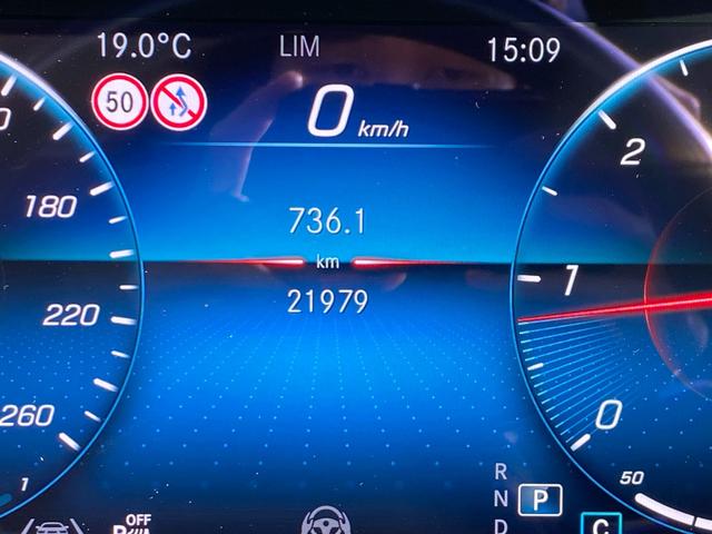 Ｅクラスステーションワゴン Ｅ２２０ｄ　ステーションワゴン　スポーツ　パノラミックスライディングルーフ　黒革シート　１オーナー車　ＢＳＭ　ＨＵＤ　パヒュームアトマイザー　ブルメスターサウンド　前後ドライブレコーダー　パワーバックドア（35枚目）