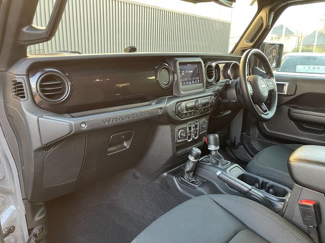 ジープ・ラングラーアンリミテッド スポーツアルティテュード 社外20インチAW 純正ディスプレイオーディオ&バックカメラ ETC LEDヘッドライト 限定300台 グロスブラック内装パネル LEDヘッドライト(17枚目)