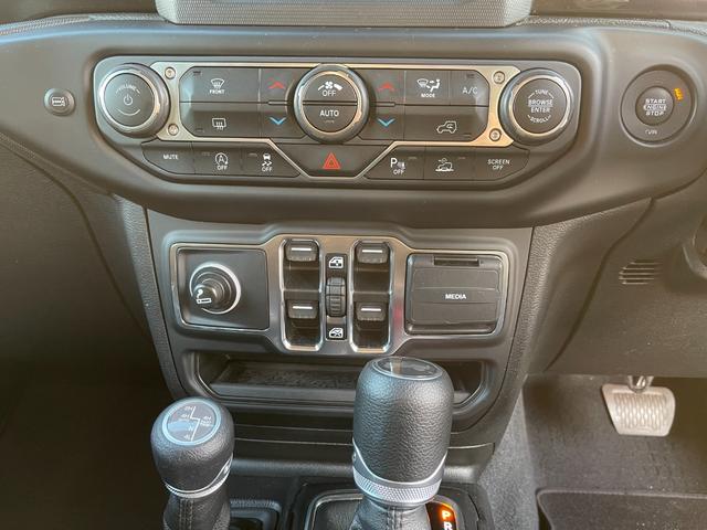 ジープ・ラングラーアンリミテッド スポーツアルティテュード 社外20インチAW 純正ディスプレイオーディオ&バックカメラ ETC LEDヘッドライト 限定300台 グロスブラック内装パネル LEDヘッドライト(23枚目)