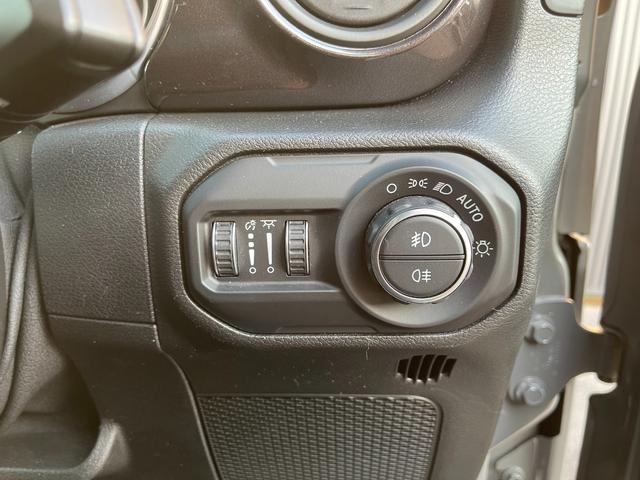 ジープ・ラングラーアンリミテッド スポーツアルティテュード 社外20インチAW 純正ディスプレイオーディオ&バックカメラ ETC LEDヘッドライト 限定300台 グロスブラック内装パネル LEDヘッドライト(24枚目)