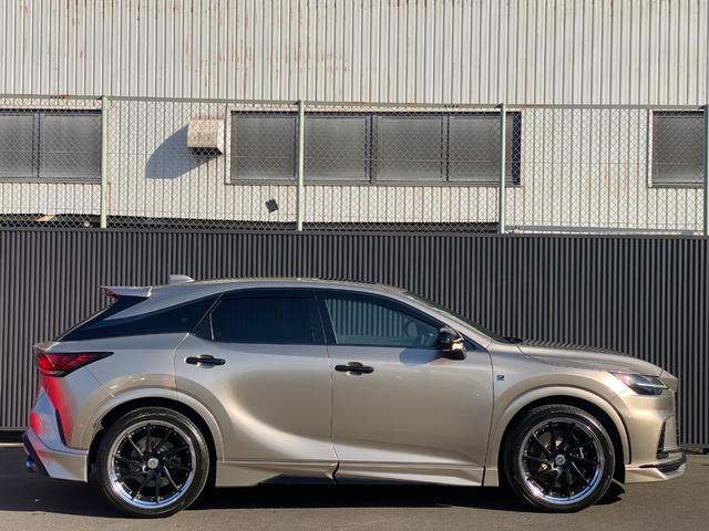 ＲＸ ＲＸ５００ｈ　Ｆスポーツパフォーマンス　ボディーゴールドラッピング施工　エアロダイナミックパッケージ　マークレビンソン　サンルーフ　黒革ハーフレザーシート　ワーク２２インチＡＷ（純正アルミ有）（4枚目）