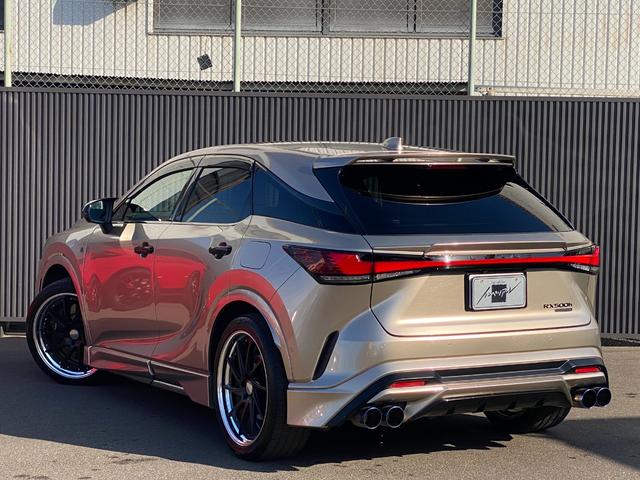 ＲＸ ＲＸ５００ｈ　Ｆスポーツパフォーマンス　ボディーゴールドラッピング施工　エアロダイナミックパッケージ　マークレビンソン　サンルーフ　黒革ハーフレザーシート　ワーク２２インチＡＷ（純正アルミ有）（7枚目）