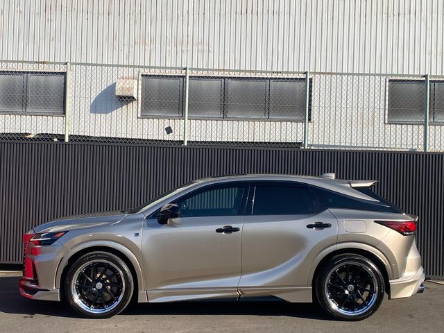 ＲＸ ＲＸ５００ｈ　Ｆスポーツパフォーマンス　ボディーゴールドラッピング施工　エアロダイナミックパッケージ　マークレビンソン　サンルーフ　黒革ハーフレザーシート　ワーク２２インチＡＷ（純正アルミ有）（8枚目）