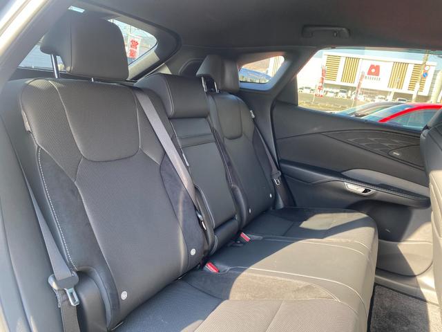 ＲＸ ＲＸ５００ｈ　Ｆスポーツパフォーマンス　ボディーゴールドラッピング施工　エアロダイナミックパッケージ　マークレビンソン　サンルーフ　黒革ハーフレザーシート　ワーク２２インチＡＷ（純正アルミ有）（14枚目）