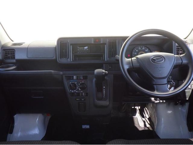 スタイリッシュなデザインのインパネ。各操作スイッチは使いやすい位置に配置されてます。