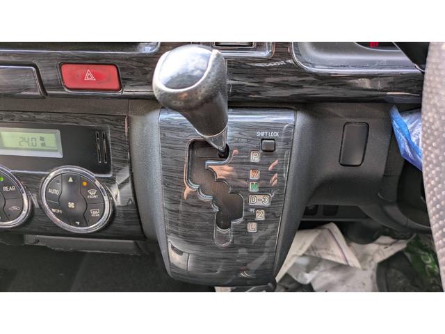 必ず使用するシフトレバー。確りと確認したいですね。