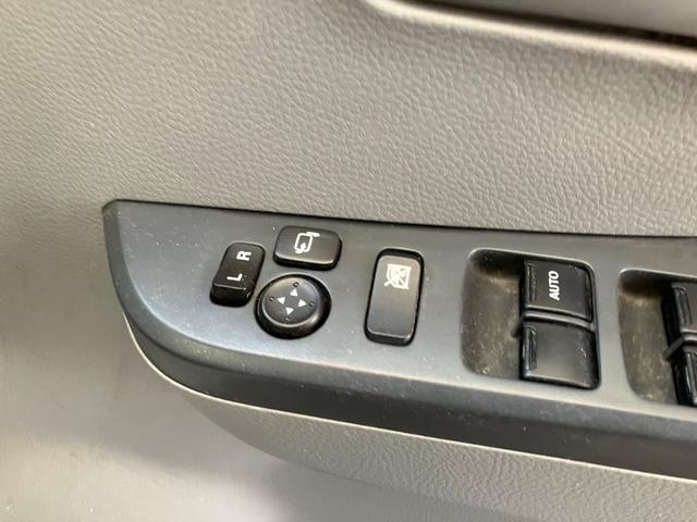 パワーウィンドウのスイッチですよ。運転席に居ながら窓を開け閉めのコントロールできますよ。