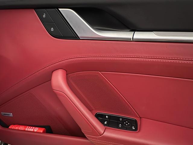 ９１１ ９１１カレラ　ＬＥＤマトリックスヘッドライト　スポーツクロノ　ＧＴスポーツステアリングホイール　２０／２１インチＣａｒｒｅｒａ　Ｃｌａｓｓｉｃホイール　レーンチェンジアシスト　ＢＯＳＥ　パワーステアリングプラス（30枚目）