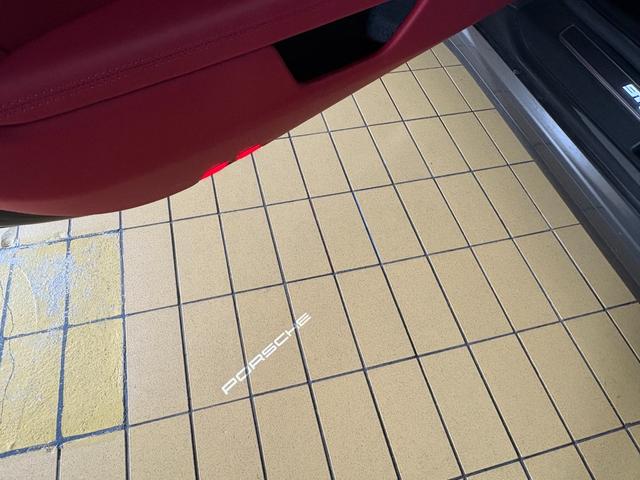 ９１１ ９１１カレラ　ＬＥＤマトリックスヘッドライト　スポーツクロノ　ＧＴスポーツステアリングホイール　２０／２１インチＣａｒｒｅｒａ　Ｃｌａｓｓｉｃホイール　レーンチェンジアシスト　ＢＯＳＥ　パワーステアリングプラス（32枚目）